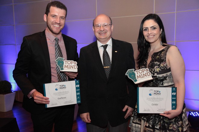 Bruno Esperança (à esq.), da Esalflores, e a diretora de Marketing do Condor Super Center, Elaine Munhoz, com o reitor da UFPR, Zaki Akel Sobrinho, na cerimônia de premiação do Top of Mind Universitário, em que a rede de supermercados paranaense foi a vencedora pelo sexto ano consecutivo. O evento ocorreu na última quarta-feira no Campus Jardim Botânico da Federal | / Foto: Marcelo Miranda