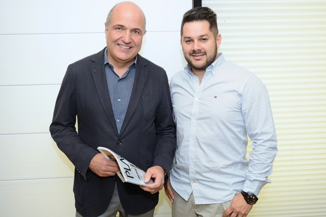 Bruno Macarini (à dir.), publisher da revista Place, com o arquiteto Jayme Bernardo no coquetel de lançamento da 29ª edição, que traz na capa um luxuoso projeto de interiores de uma residência assinado por ele. O evento reuniu arquitetos, designers, decoradores e outros convidados terça-feira, na loja Natur Pisos | Foto: Gerson Lima