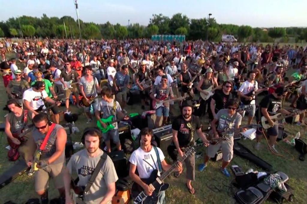 Mil fãs cantaram em um parque e convenceram a banda de Dave Grohl. | /