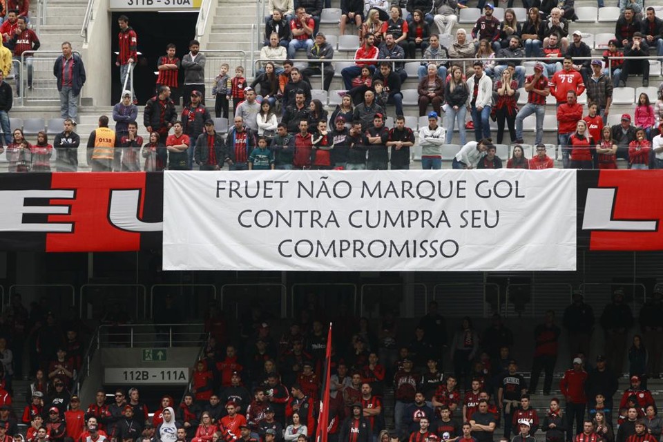 Quatro faixas com cobranças à prefeitura foram espalhadas pela Arena domingo. | Daniel Castellano/Gazeta do Povo