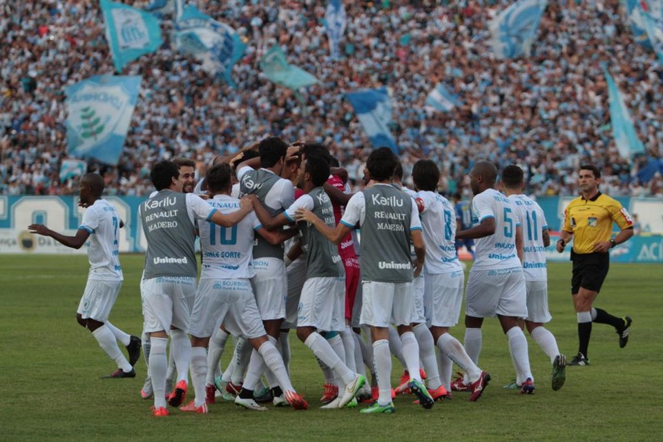 Jogadores do Londrina comemoram durante jogo com o Confiança. | Roberto Custodio/Jornal de Londrina