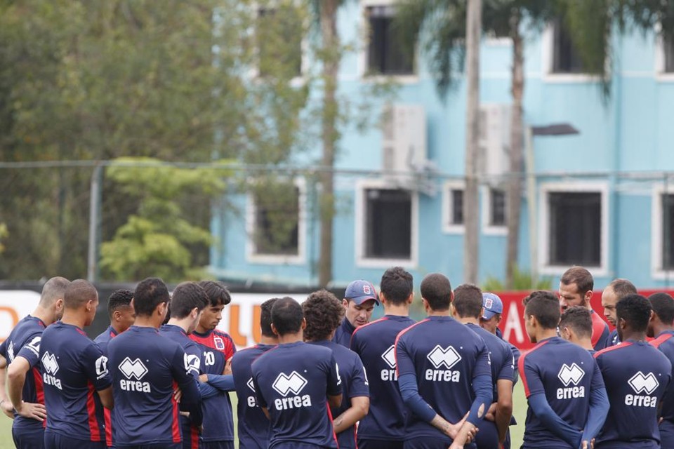 Fernando Miguel orienta jogadores no CT Racco. | Aniele Nascimento/Gazeta do Povo