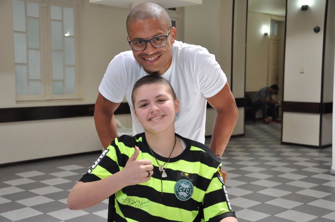 Coxa-branca, a garota também já recebeu visita do craque Alex. | Divulgação/Pequeno Príncipe