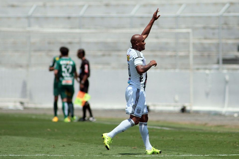 Alexandro comemora seu primeiro gol, enquanto jogadores do Coxa reclamam com bandeirinha de toque de mão do atacante da Macaca | /Folhapress