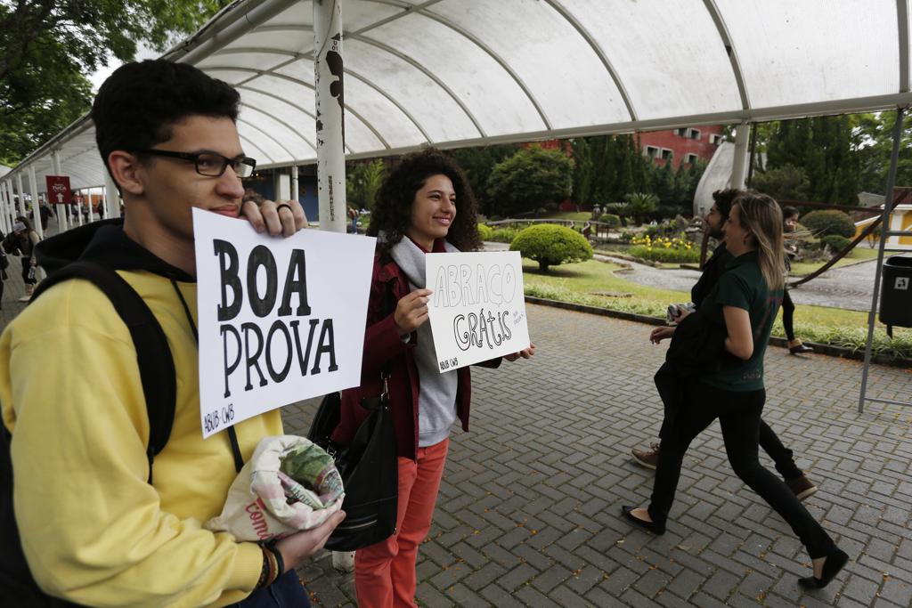 Dupla deseja boa prova aos candidatos do vestibular da PUCPR | Henry Milleo/Gazeta do Povo