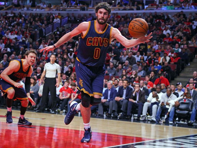 Kevin Love marcou 18 pontos, pegou oito rebotes e deu quatro assistências. Foi uma das armas dos Cavs para reagir na partida, LeBron James, sempre ele, fez um double-double (estatísticas de dois dígitos em dois fundamentos) com 25 pontos e 10 rebotes. Ainda chegou a cinco assistências. Quemn também teve uma boa noite foi Mo Williams, que ganhou a posição com a lesão de Kyrie Irving: somou 19 pontos e deu sete assistências. O trio, porém, não foi capaz de parar o forte conjunto dos Bulls. | Dennis Wierzbicki/USA Today Sports