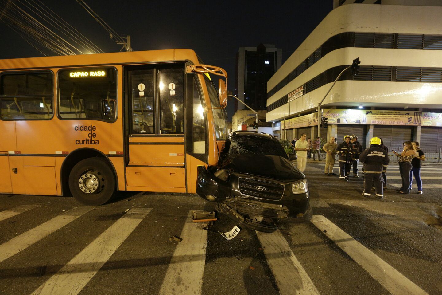 Uma pessoa ficou levemente ferida e foi encaminhada para o hospital | Lineu Filho/Tribuna do Paraná