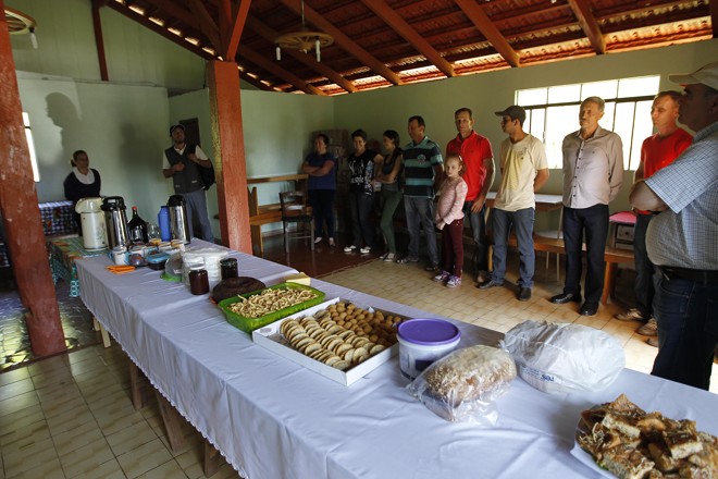 A equipe da Expedição Agricultura Familiar foi recebida com café da manhã. Os Pizzolatto registram visita de mil pessoas ao ano, principalmente de grupos interessados em copiar sistema de produção em condomínio. | Jonathan Campos/Gazeta do Povo