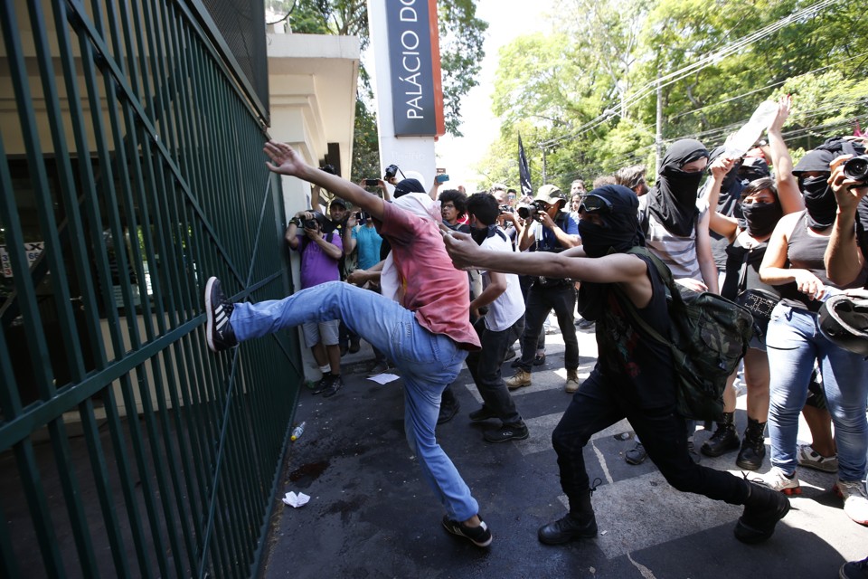 Até um tronco foi utilizado pelos manifestantes para tentar forçar o portão. | Marlene Bergamo/Folhapress