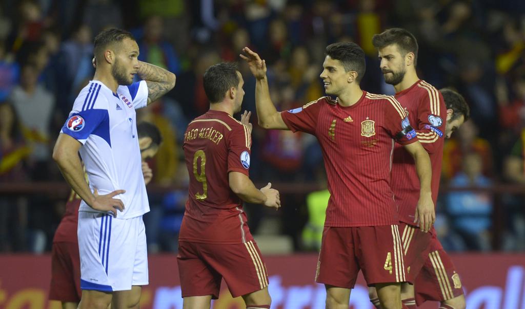 Jogadores da Espanha se cumprimentam na vitória sobre Luxemburgo que assegurou a Fúria na Eurocopa do ano que vem. | Vincent West/Reuters