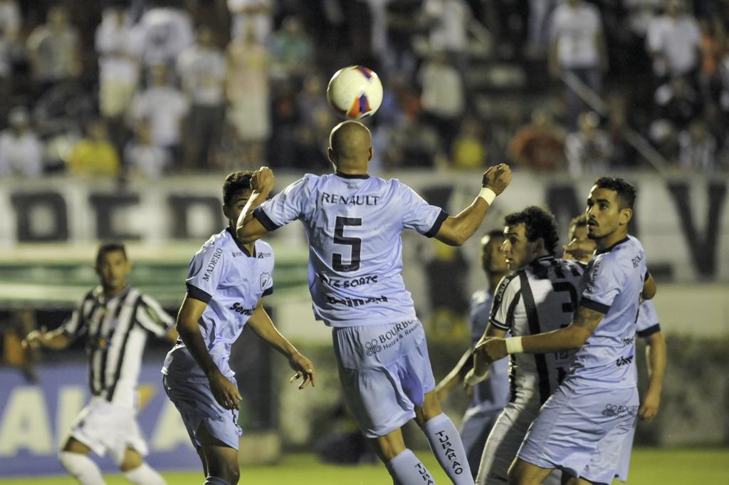 Volante Itallo afasta perigo da área: LEC volta com empate. | Mourão Panda/Folhapress