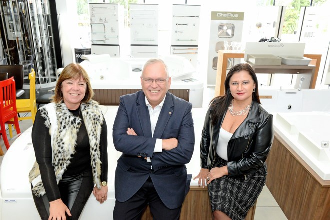 O diretor da Axell Banheiras e Spas, Gustavo Feddersen, e a empresária Cintia Helm (à esq.), da Impermix, receberam profissionais de arquitetura na segunda-feira para um brunch e palestra com a arquiteta Rose Guazzi (à dir.), especialista em construções sustentáveis | Foto: Gerson Lima