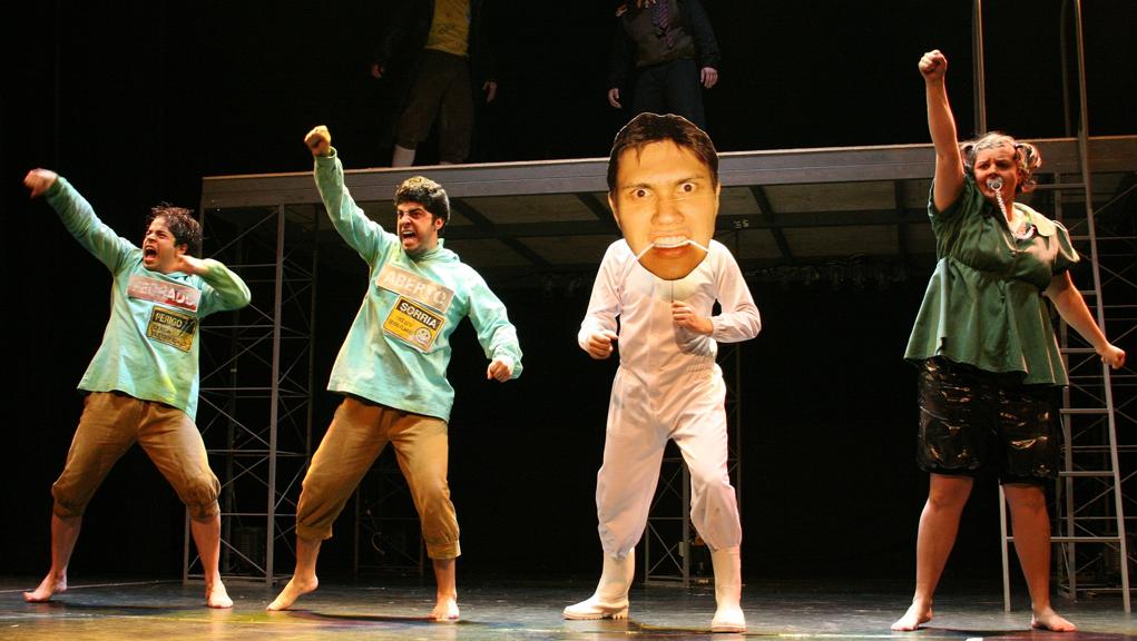 “Porcus” estreou no Festival de Teatro de 2007 e brincava com muitas referências regionais, como o “carro do sonho”. | Elenize Dezgeniski/Divulgação