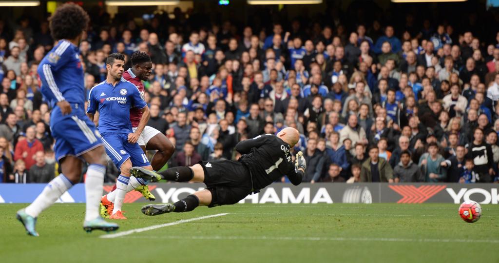 Diego Costa chuta para marcar em seu primeiro jogo no Inglês após um mês | Tony O'Brien/REUTERS
