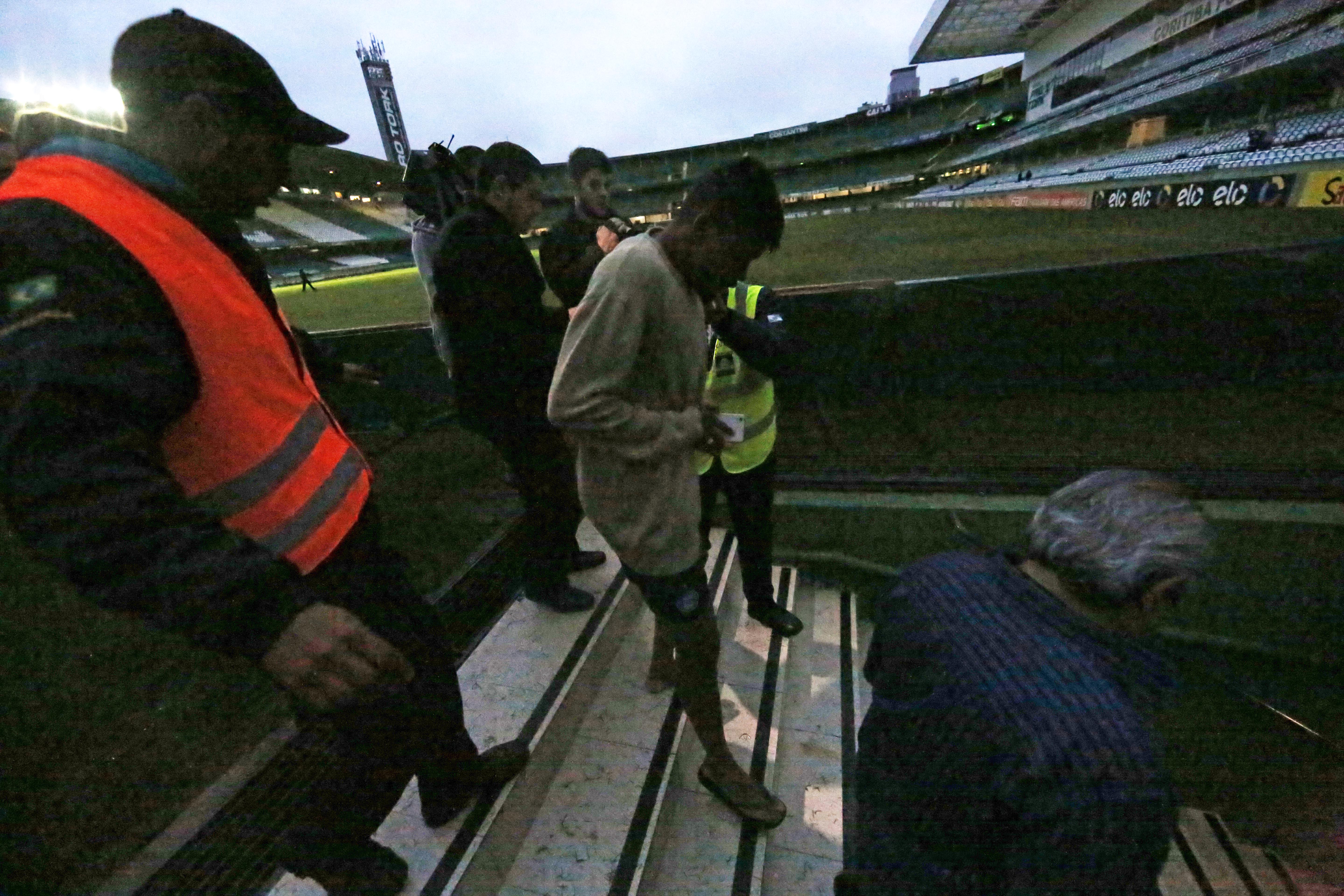 Zagueiro Juninho volta ao vestiário do Coxa após fugir de torcedores. | Albari Rosa/Gazeta do Povo