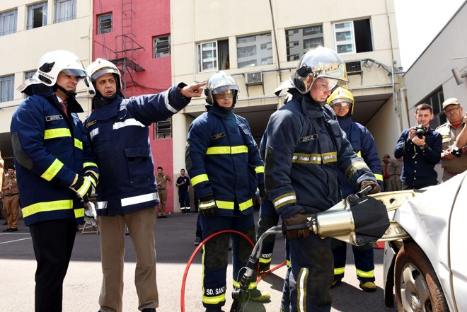 ... e ouve as orientações para simular o salvamento de uma vítima de acidente de trânsito. | Ricardo Almeida/ANPr/Fotos Públicas