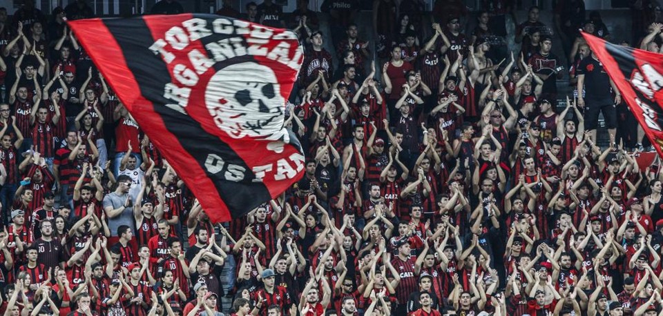 Bandeira da Fanáticos durante jogo do Atlético na Arena da Baixada: organizada tem força nas eleições do clube.. | Daniel Castellano/Gazeta do Povo