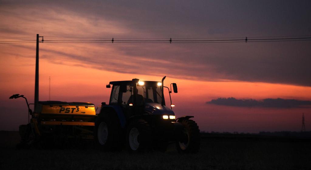 Máquinas ficam até ao anoitecer para tirar o atraso no Paraná. Horário de verão tende a privilegiar atividades de campo. | Dirceu Portugal/Gazeta do Povo