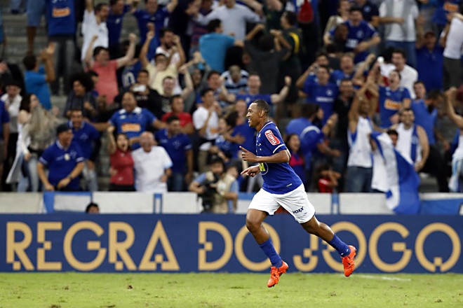 O lateral Fabrício comemora o gol de empate do Cruzeiro, dando o primeiro susto à torcida do Atlético na Baixada. | Albari Rosa/Gazeta do Povo
