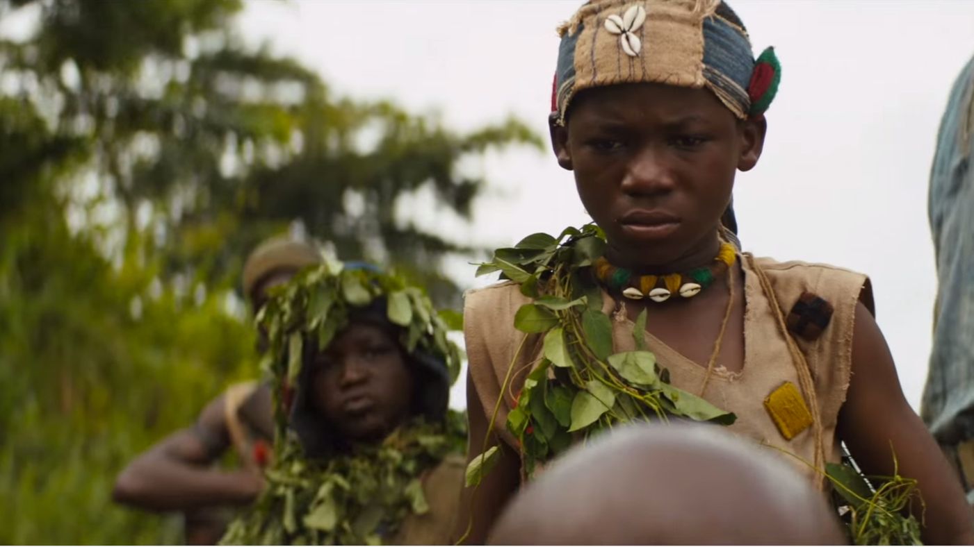 Jovem Abraham Attah no papel de Agu é uma das descobertas do filme dirigido por Cary Fukunaga. | Divulgação