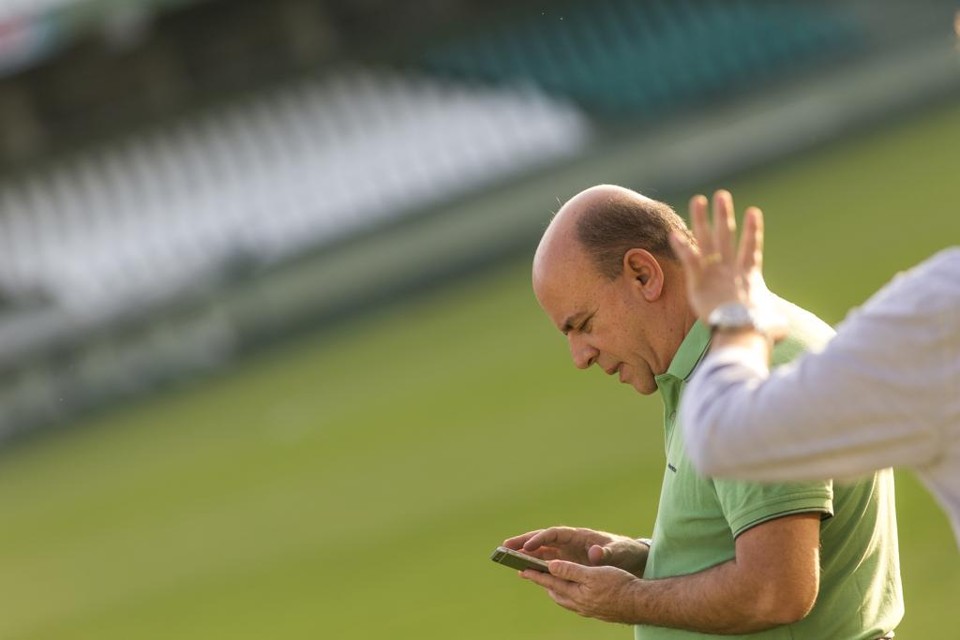 Diretor de futebol Valdir Barbosa acredita que se o Coxa errar menos em campo, os erros de arbitragem não importarão. | Marcelo Andrade/Gazeta do Povo