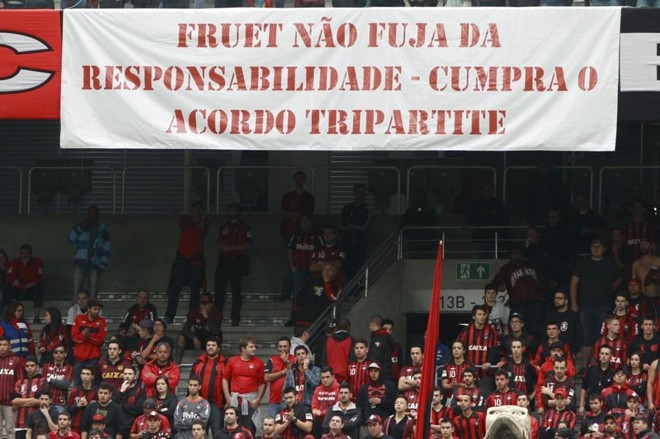 Faixa cobra o prefeito: autoria do clube. | Daniel Castellano/Gazeta do Povo/