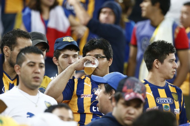 Torcedor com cerveja sem álcool antes do início do jogo. | Foto: Albari Rosa Gazeta do Povo