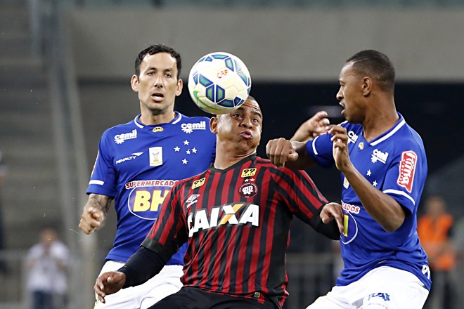 Em um jogo tecnicamente fraco, Walter se destacou no comando do ataque rubro-negro, dando trabalho para a marcação mineira. | Albari Rosa/Gazeta do Povo