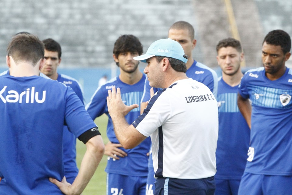 Cláudio Tencati conversa com os jogadores no último treino antes da decisão. | Gilberto Abelha/JL