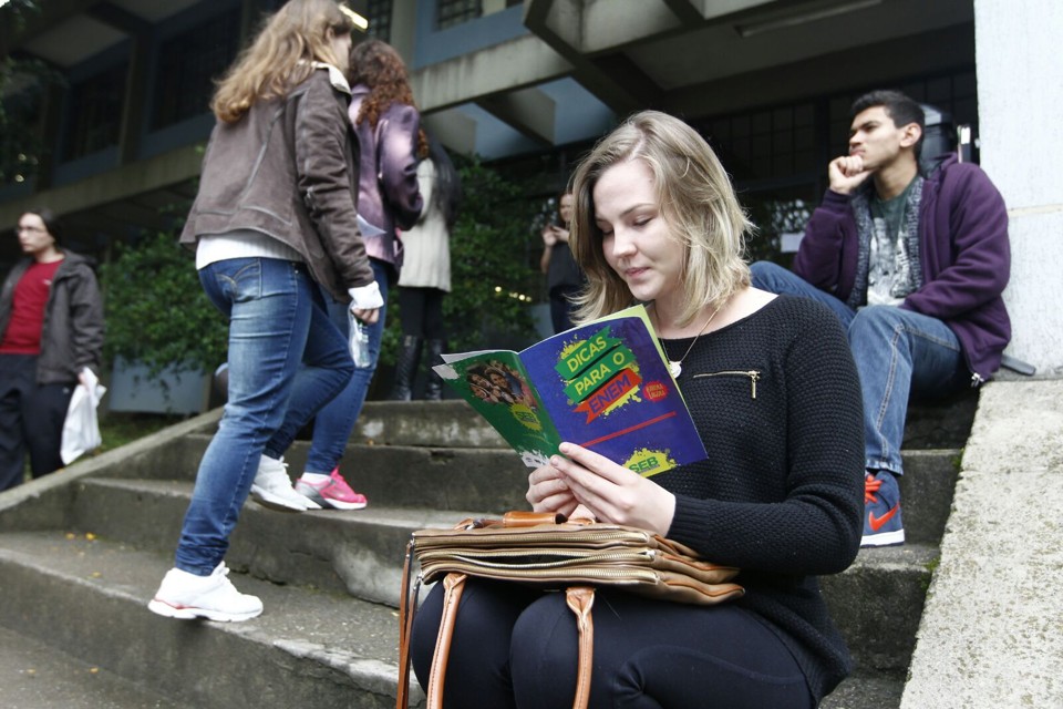 No Paraná, esperança e frustração dividem alunos no primeiro dia do Enem Soliane Huber, 23 anos, quer tentar Jornalismo. | Antonio More/Gazeta do Povo/