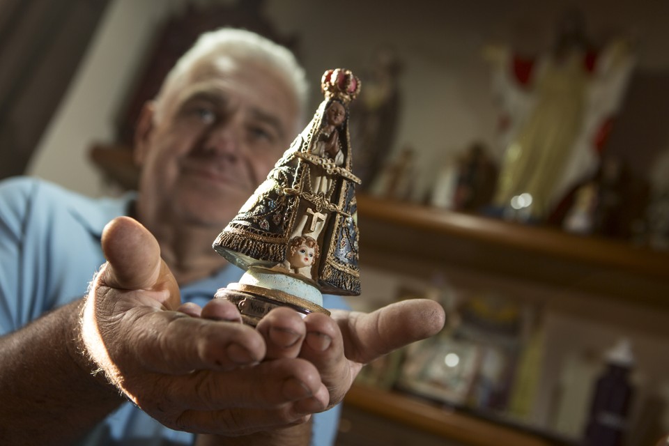 Sebastião Ozir Toaldo construiu um altar para Nossa Senhora na frente da casa onde nora, em Curitiba | Marcelo Andrade/Gazeta do Povo