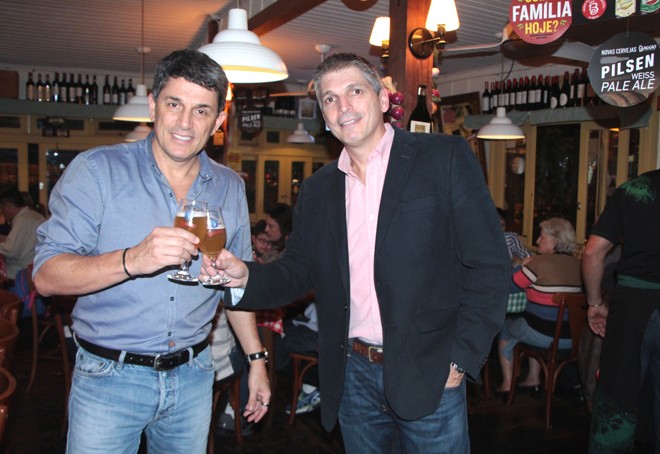 Os irmãos Paulo e José Antonio Baggio, sócios da Baggio Pizzeria & Focacceria, lançaram na terça-feira as cervejas Baggio Pilsen e Weiss na filial do Água Verde. | Foto: Amanda Marciniak