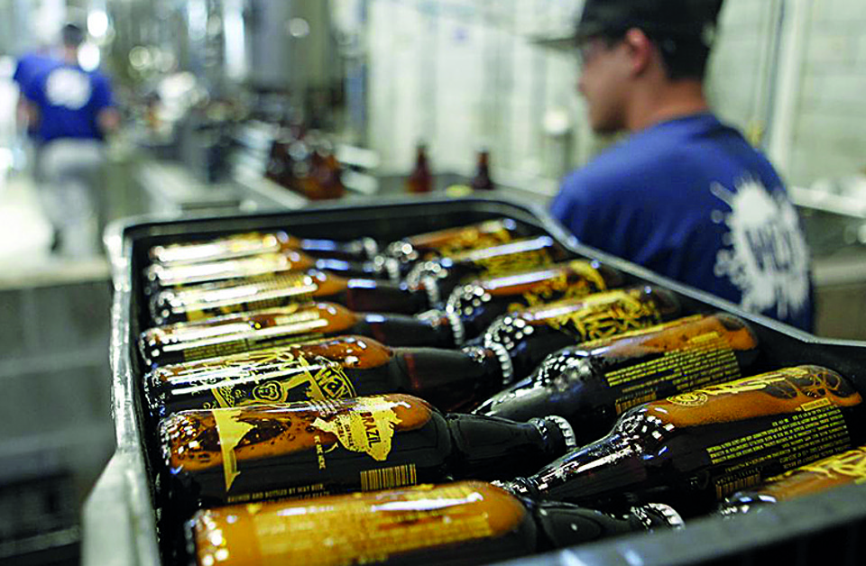 O primeiro carregamento que irá para o exterior está sendo engarrafado na fábrica em Pinhais | Antônio More/Gazeta do Povo