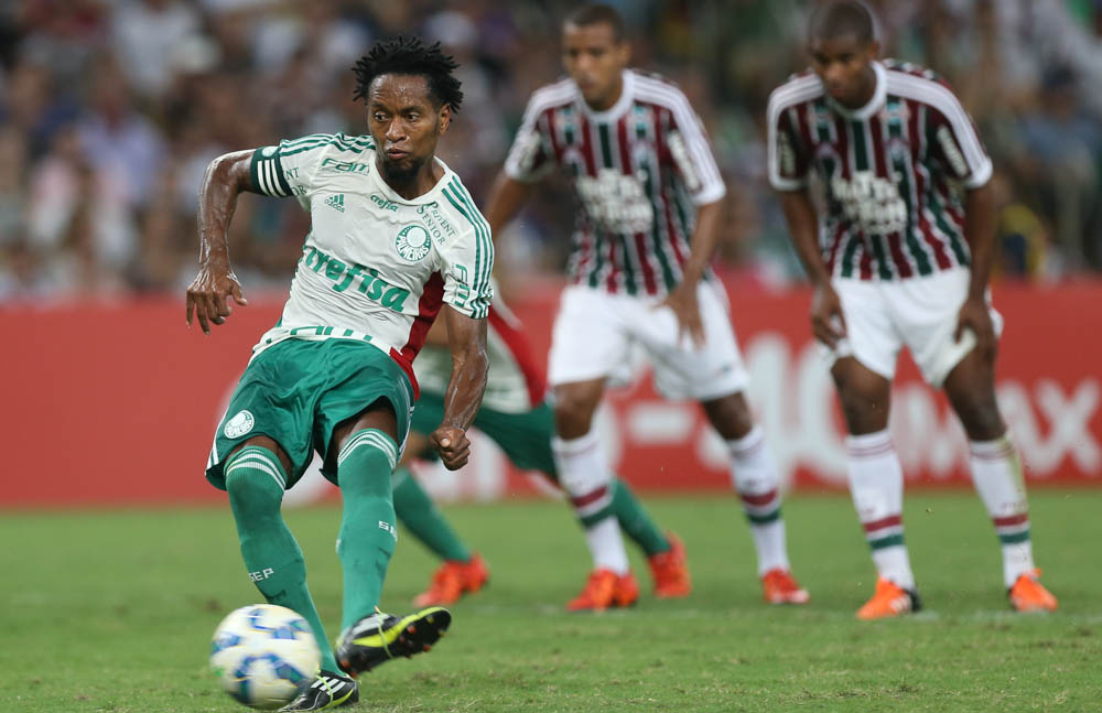 Zé Roberto cobra o pênalti do Palmeiras contra o Fluminense, em lance que gerou muita polêmica. | Cesar Greco/Palmeiras