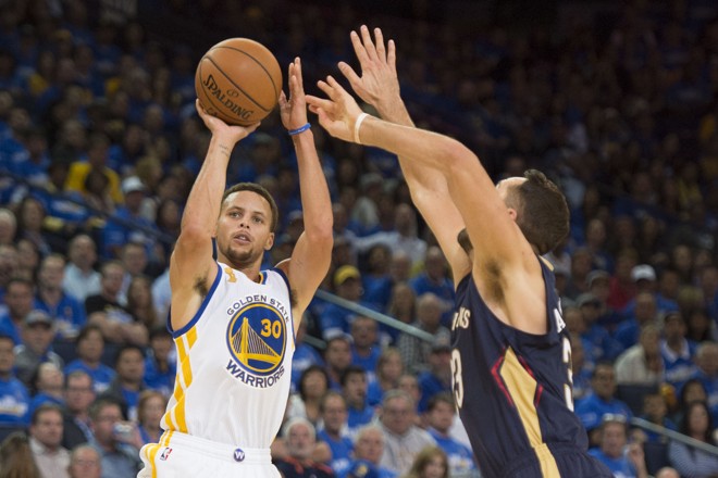 Veloz e habilidoso, Curry não teve barreiras na noite desta terça-feira. Sozinho, marcou 36% dos pontos de sua equipe. Quem mais se aproximou dele foi o reserva Festus Ezeli, com apenas 13 pontos, algo como 11% do total dos Warriors no placar. Do lado dos visitantes, Anthony Davis, o monstro, conseguiu somar 18 pontos e agarrar 6 rebotes, abaixo de sua média. | Kyle Terada/USA Today Sports