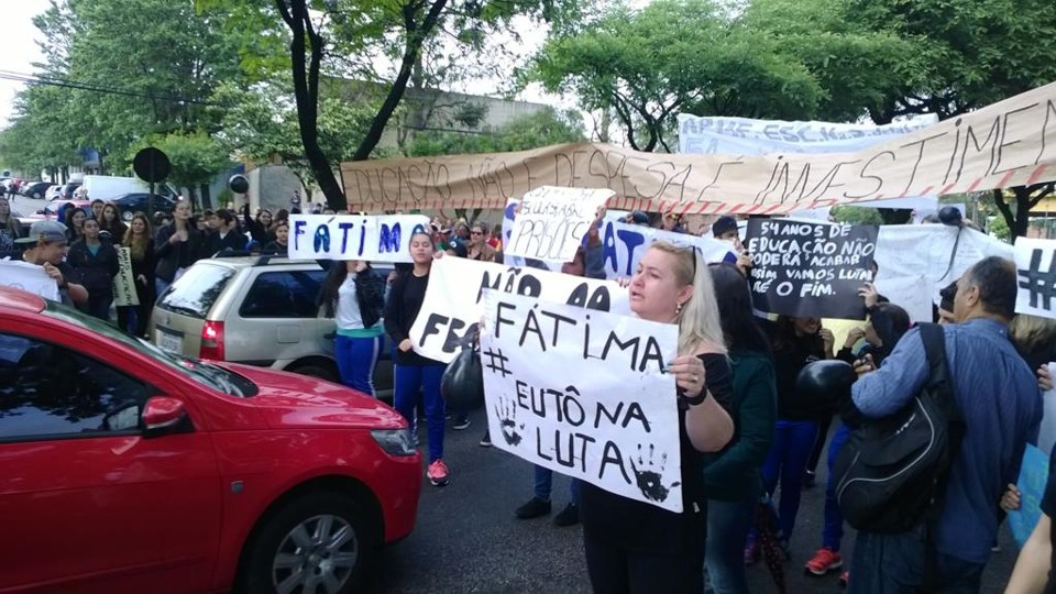 Protesto chegou a fechar por alguns momentos a Avenida Victor Ferreira do Amaral | Aniele Nascimento/Gazeta do Povo