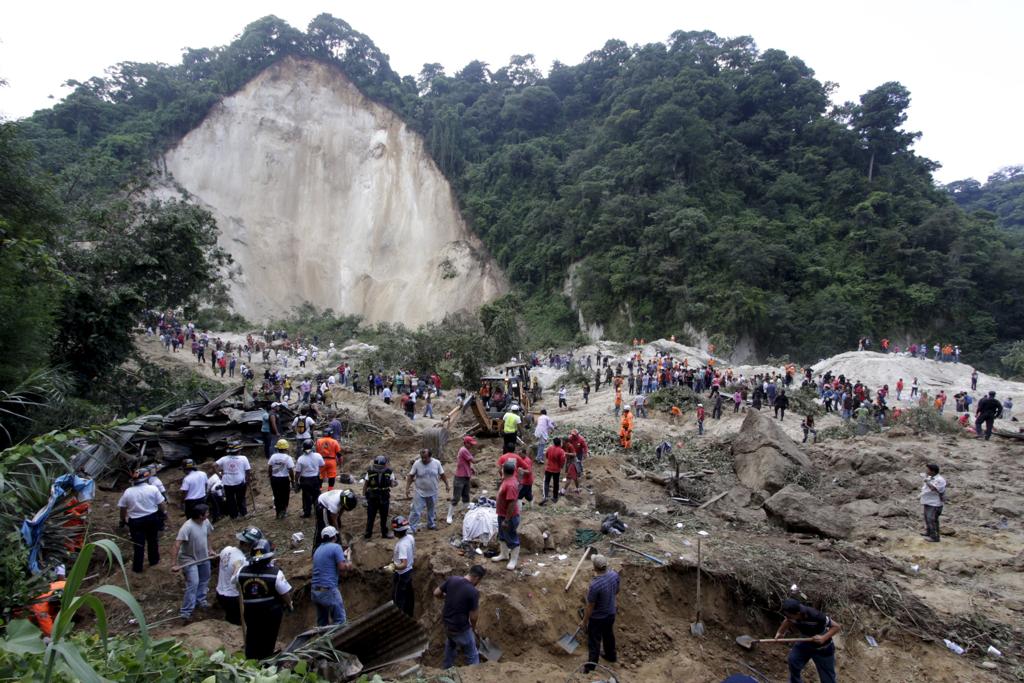 Equipe de resgate e voluntários buscam vítimas. | Josue Decavele /Reuters