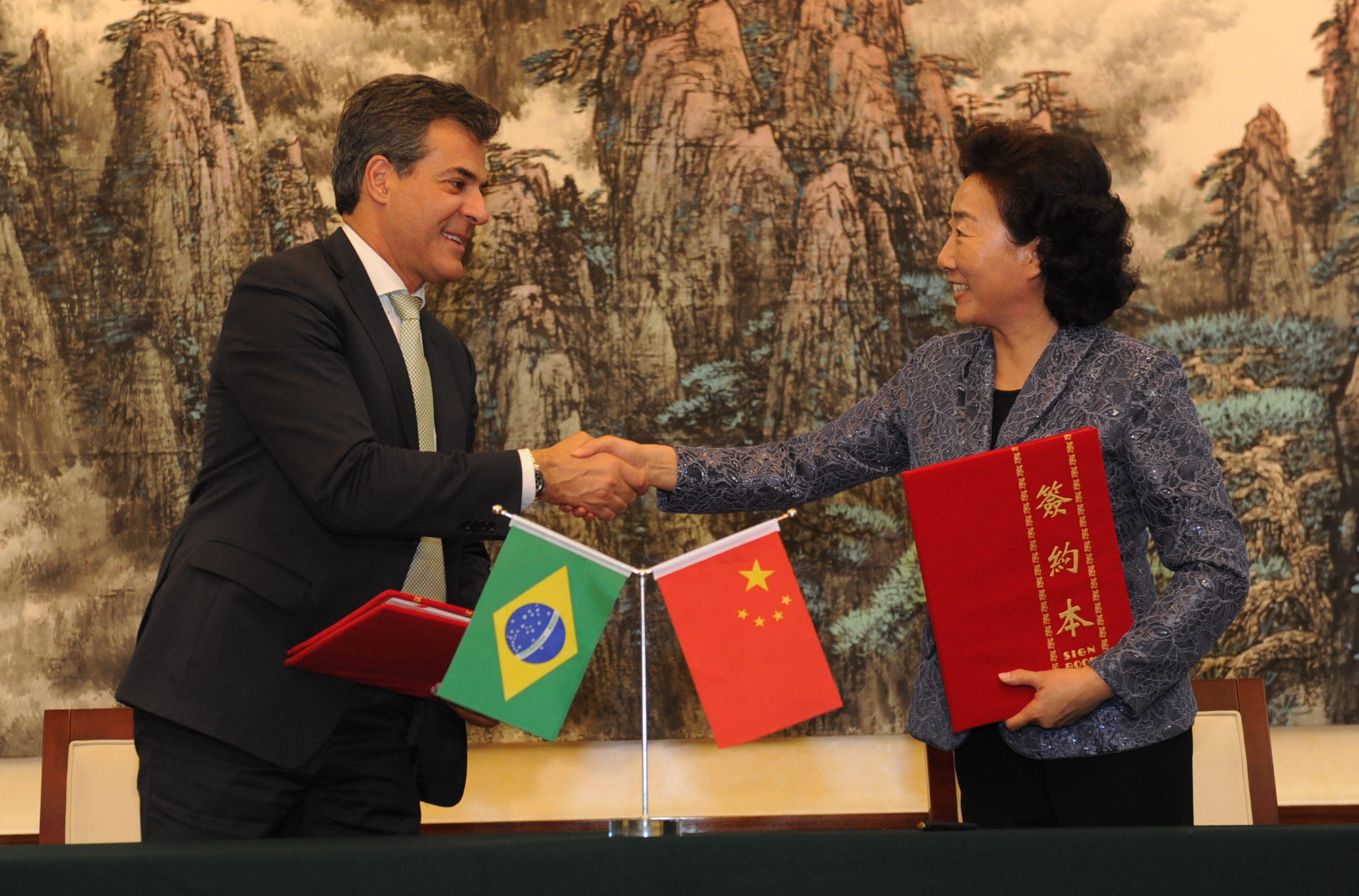 Governador Beto Richa com a vice-governadora da província de Anhui,  Hua Jianhui, na China. | Divulgação