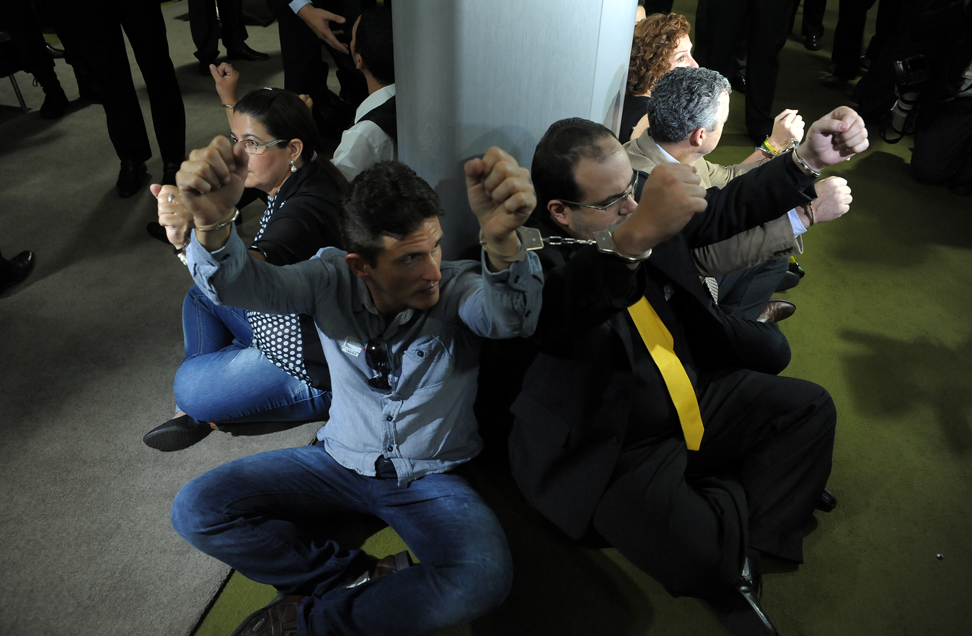 Manifestantes que querem a saída da presidente Dilma protestam em um dos salões da Câmara. | Alex Ferreira / Câmara dos Deputados