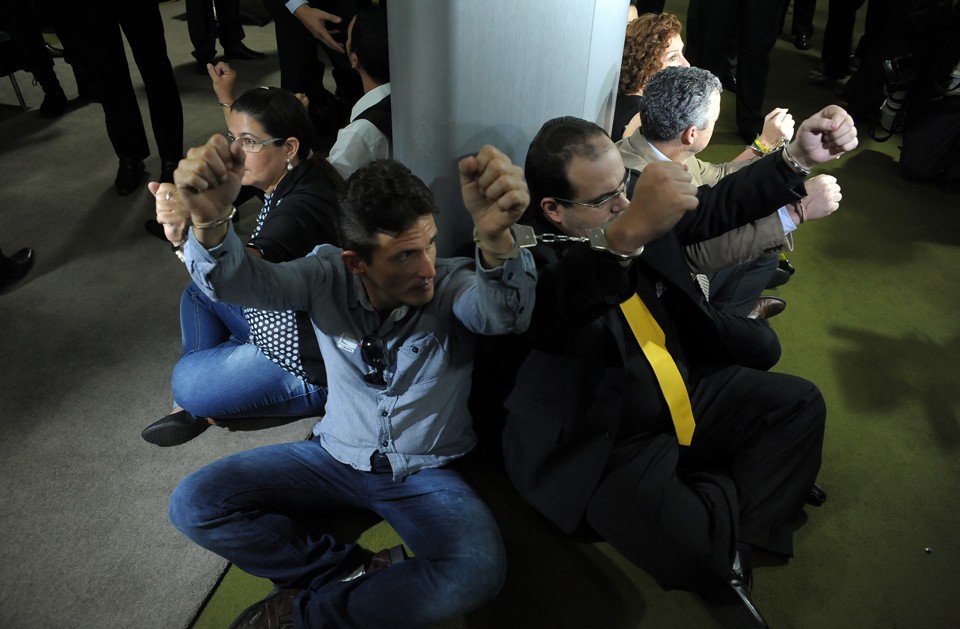 Manifestantes que querem a saída da presidente Dilma protestam em um dos salões da Câmara. | Alex Ferreira / Câmara dos Deputados