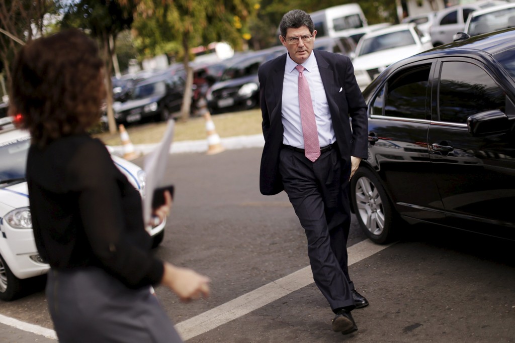 Joaquim Levy chega para uma reunião de carro: por orçamento enxuto, voos serão em classe econômica. | Ueslei Marcelino/Reuters