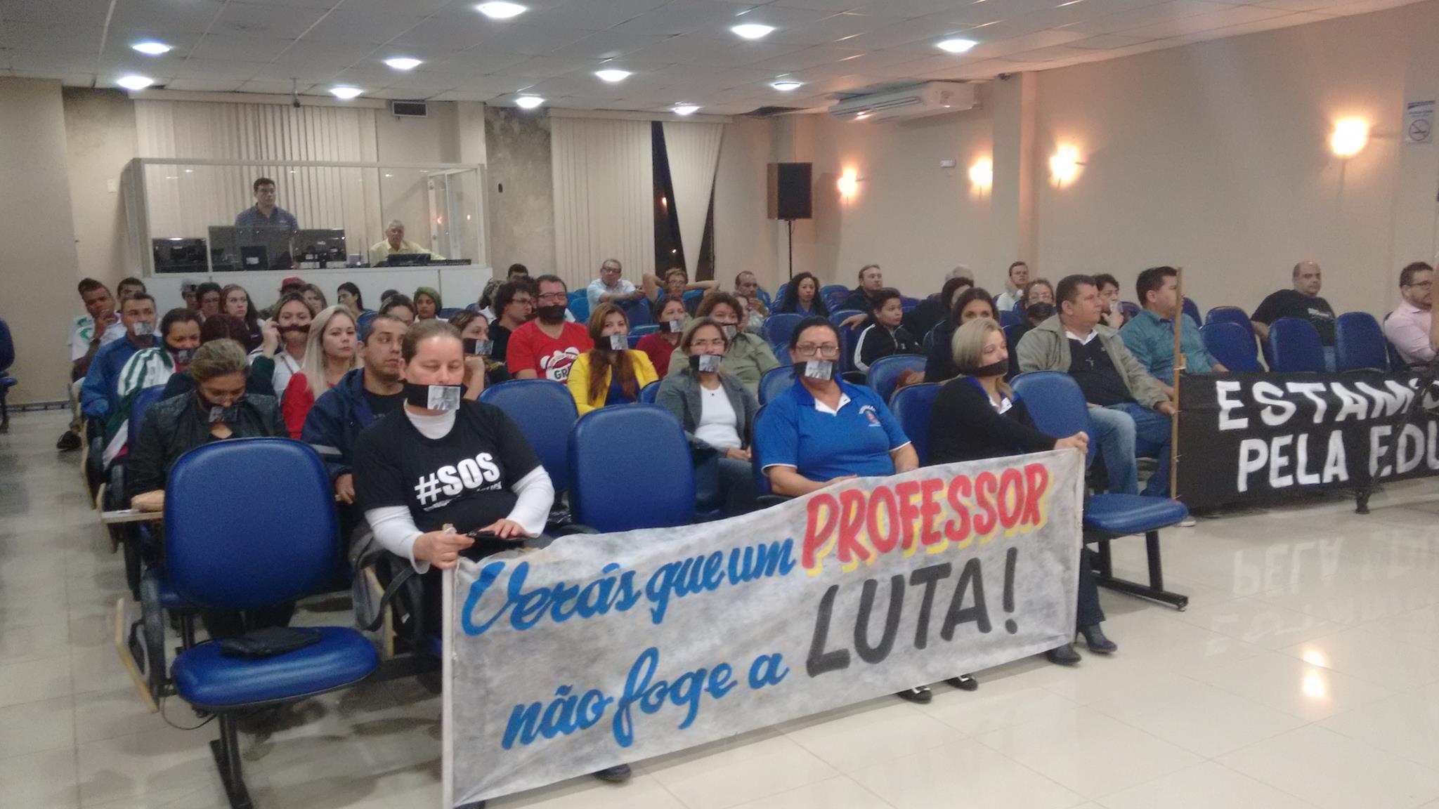 Na última terça-feira (6), na Câmara Municipal de Paranaguá, os professores da rede municipal protestaram em solidariedade às duas docentes processadas pelos vereadores. | Sismmap/Divulgação
