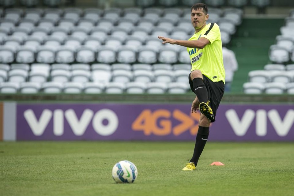 Ney Franco explica opção por Cáceres contra o São Paulo O volante Cáceres será escalado como titular contra o São Paulo com a missão de chegar ao ataque pelo lado direito do campo. | Marcelo Andrade/Gazeta do Povo