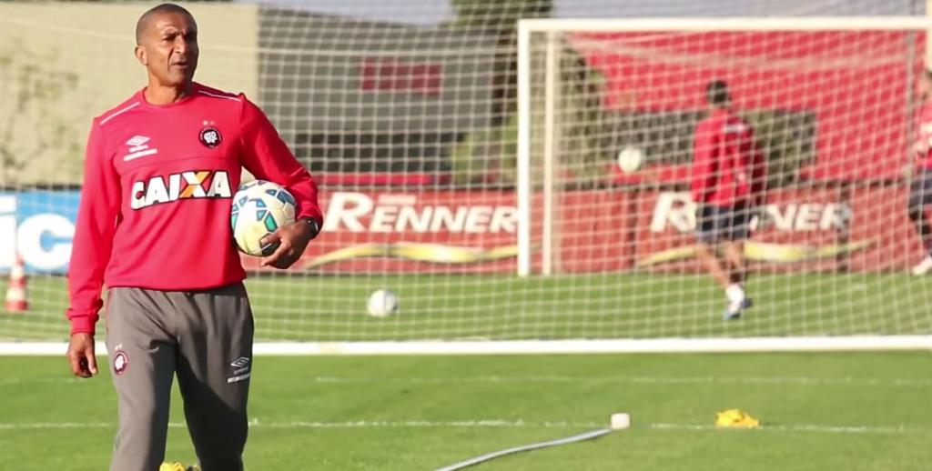 Cristóvão Borges, técnico do Atlético, tenta motivar o time para vencer a Chapecoense. | Youtube/Reprodução