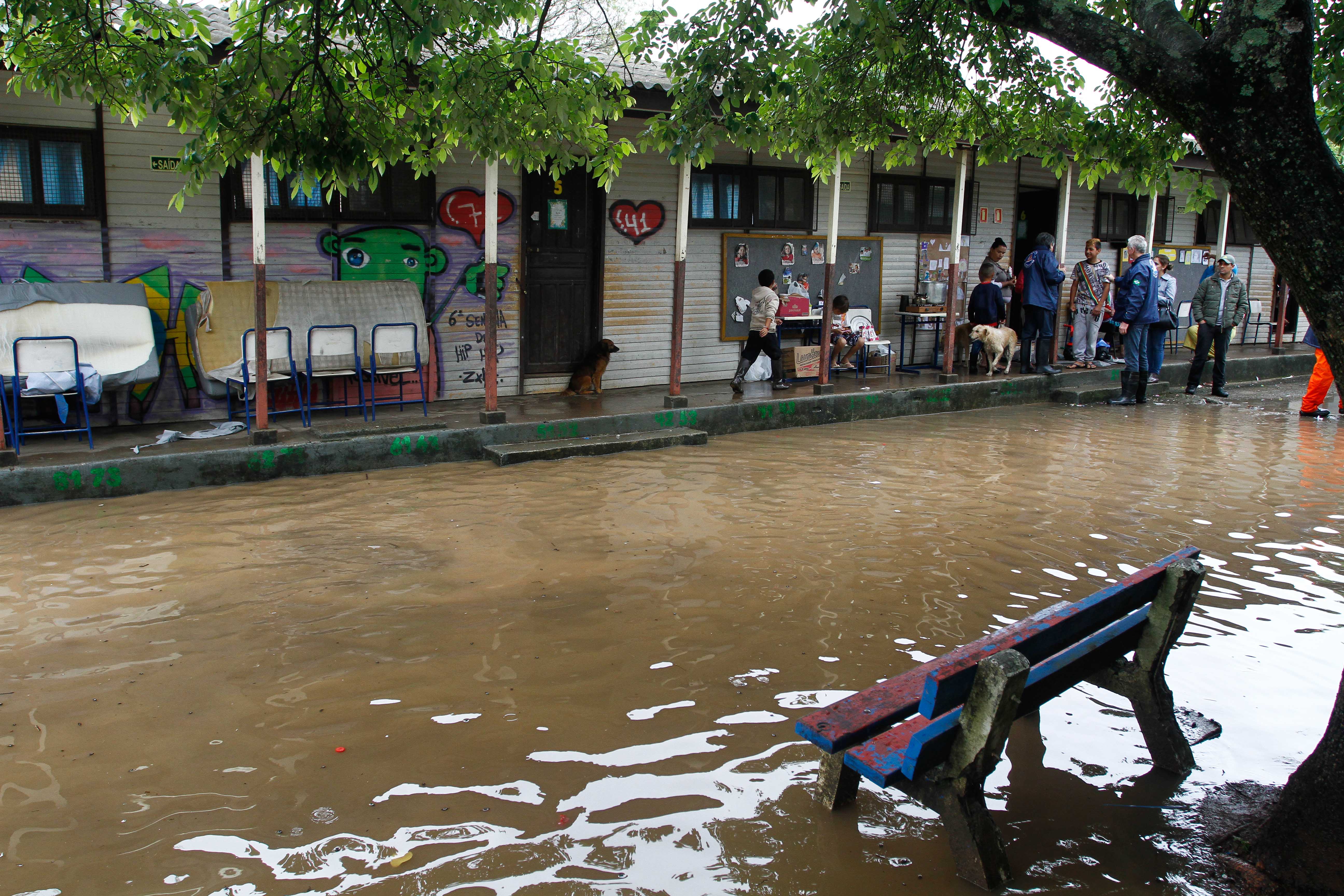 Em Porto Alegre, Defesa Civil faz a retirada dos moradores das ilhas alagadas para o Ginásio Tesourinha | Luciano Lanes/PMPA