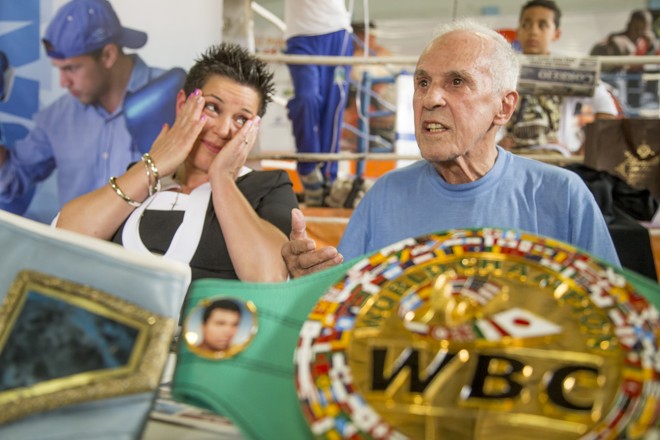 Rosilete dos Santos se emociona com a presença de Éder Jofre. | Hugo Harada/Gazeta do Povo
