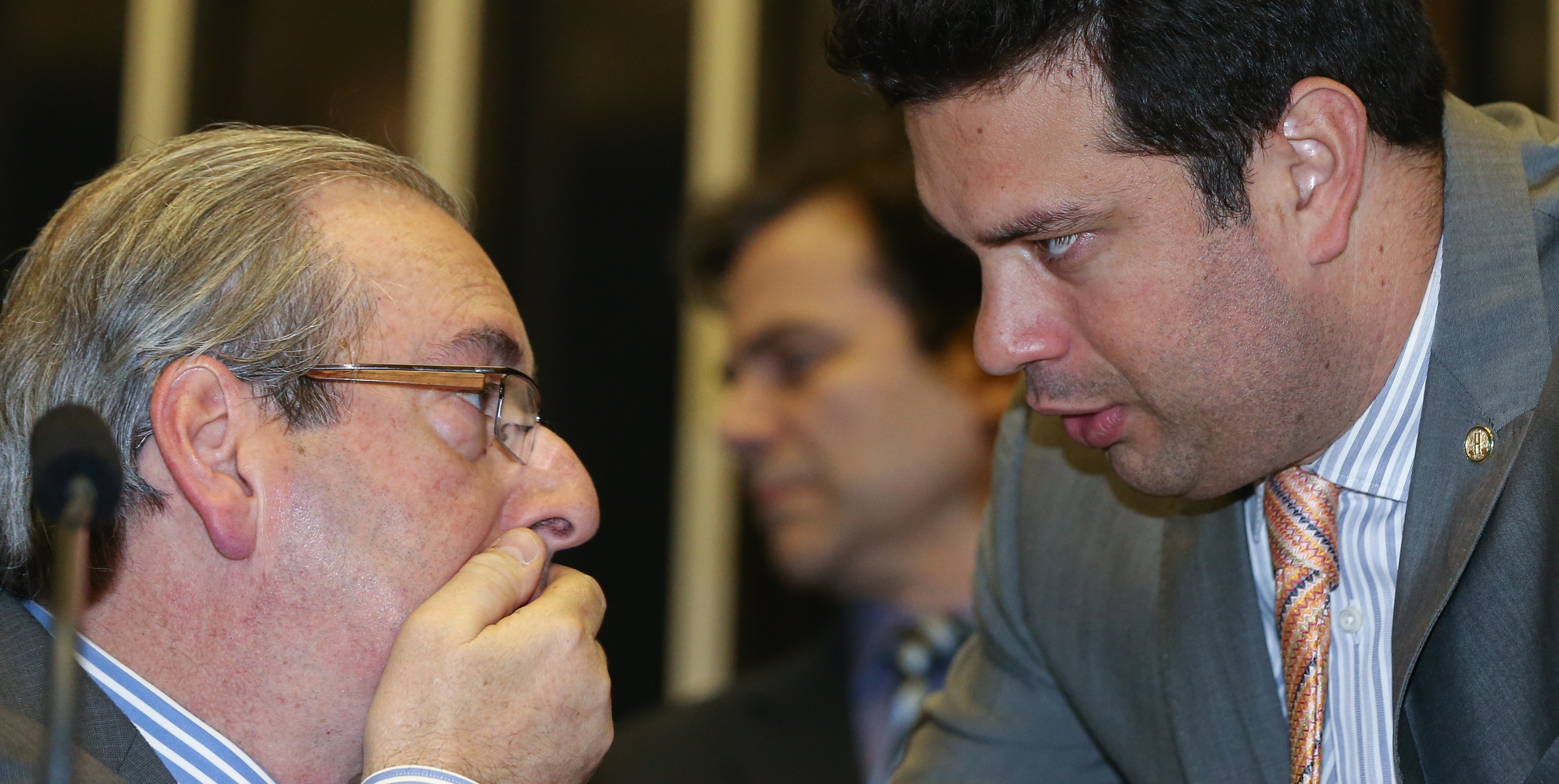 Eduardo Cunha conversa com aliado: pressão em torno da presidente Dilma. | Lula Marques/Agência PT