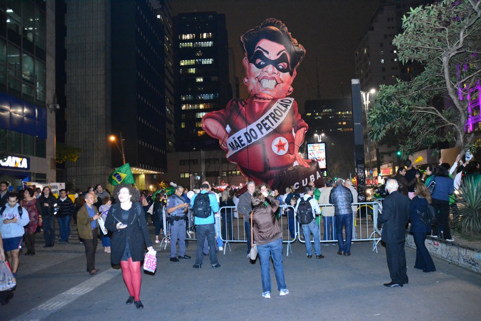 Ato contra Dilma teve boneco de Dilma na Avenida Paulista. É a 1ª vez que a Corte abre uma Ação de Impugnação de Mandato Eletivo contra um presidente. | Ronaldo Silva/Futura Press