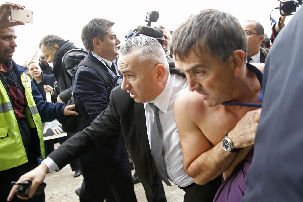 O chefe de recursos humanos da Air France, Xavier Barbosa, teve a camisa rasgada pelos manifestantes. | JACKY NAEGELEN/REUTERS