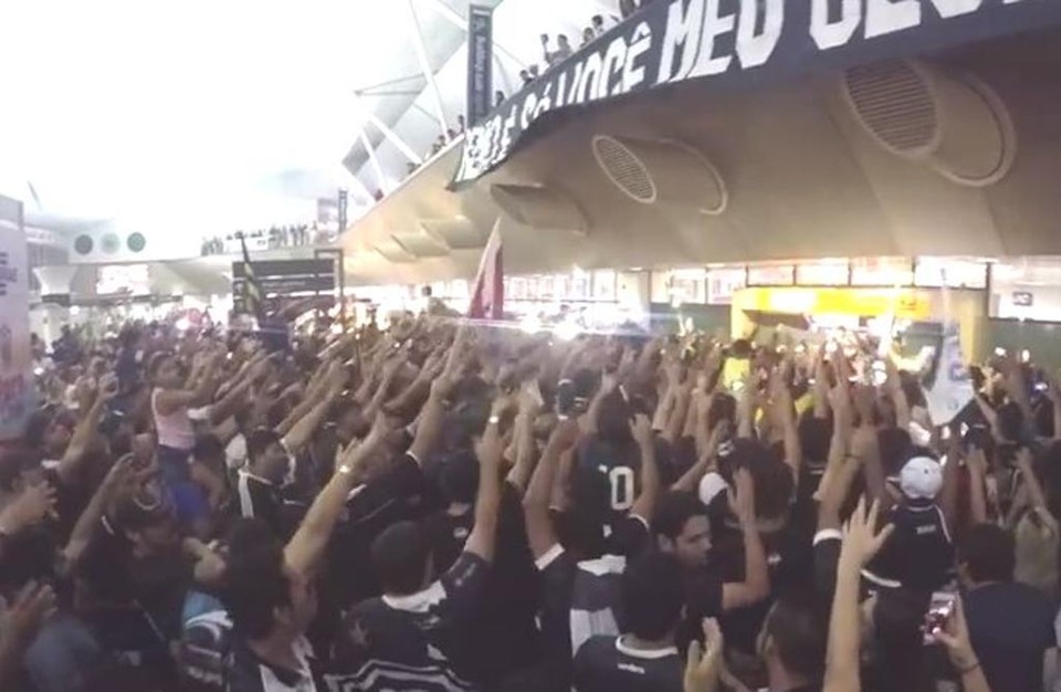 Torcida do Remo lotou o aeroporto para recepcionar o time após  vitória sobre o Operário. | Reprodução Youtube Remo/